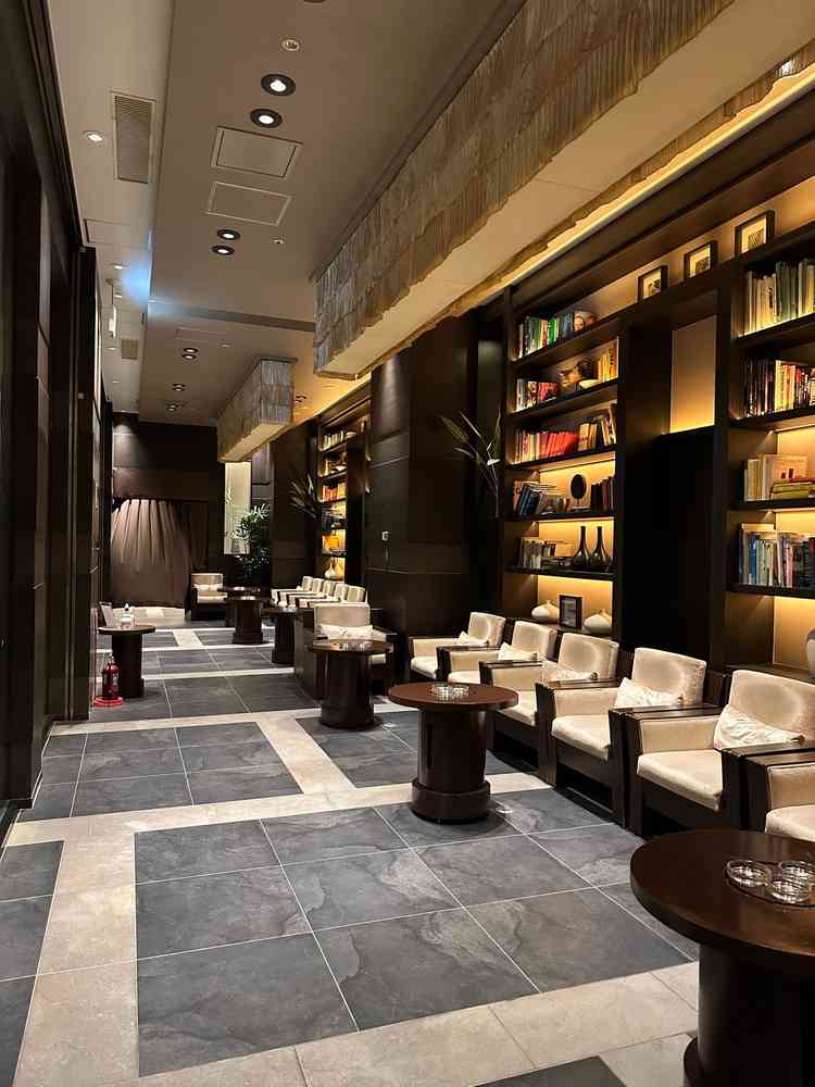 喫煙所。広すぎて喫煙者は嬉しいと思った。こんな広い喫煙所見たことないです。