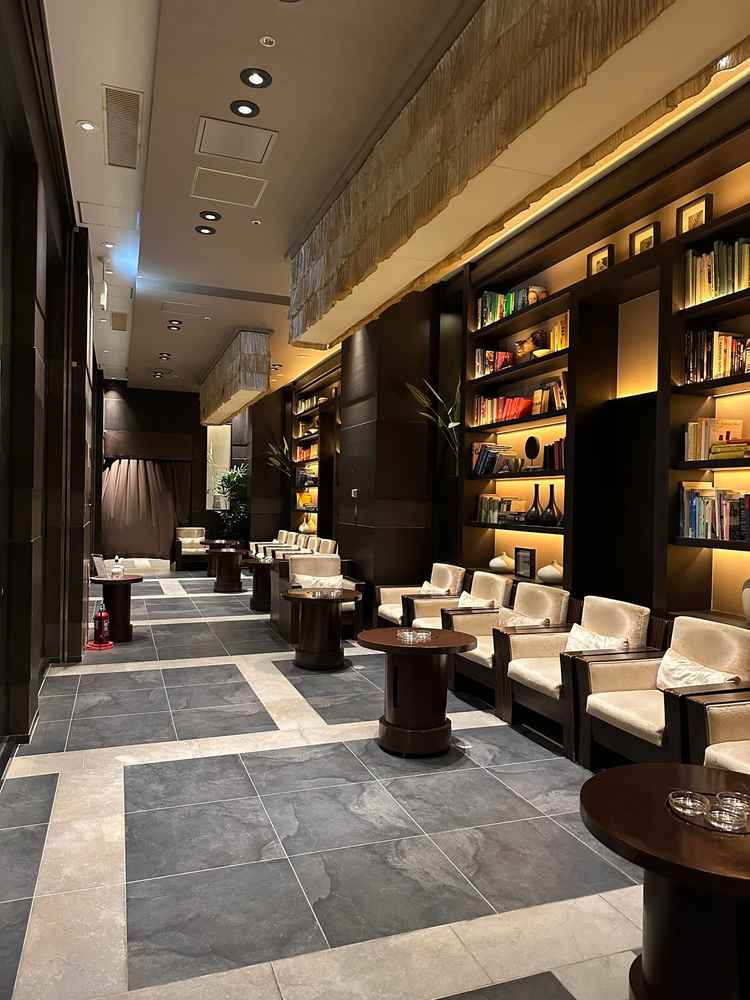 喫煙所。広すぎて喫煙者は嬉しいと思った。こんな広い喫煙所見たことないです。