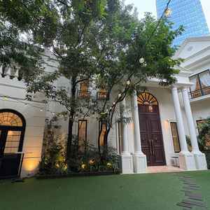 メインの入り口と、庭