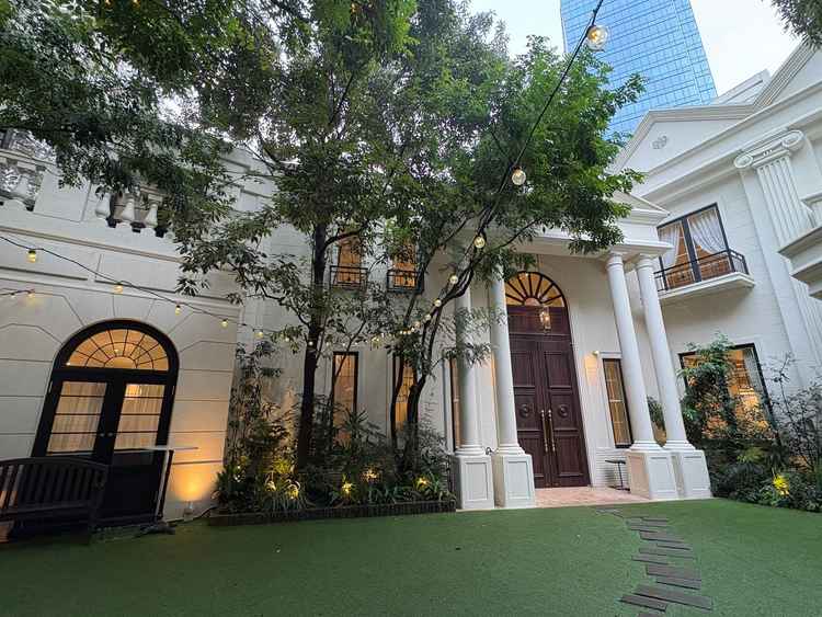 メインの入り口と、庭