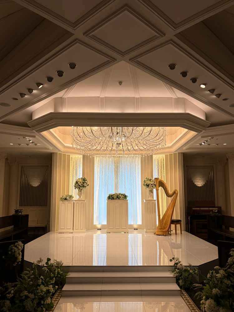 チャペルです。写真を撮ったときに収まりが良いように天井が低めに作られていると教えていただきました。