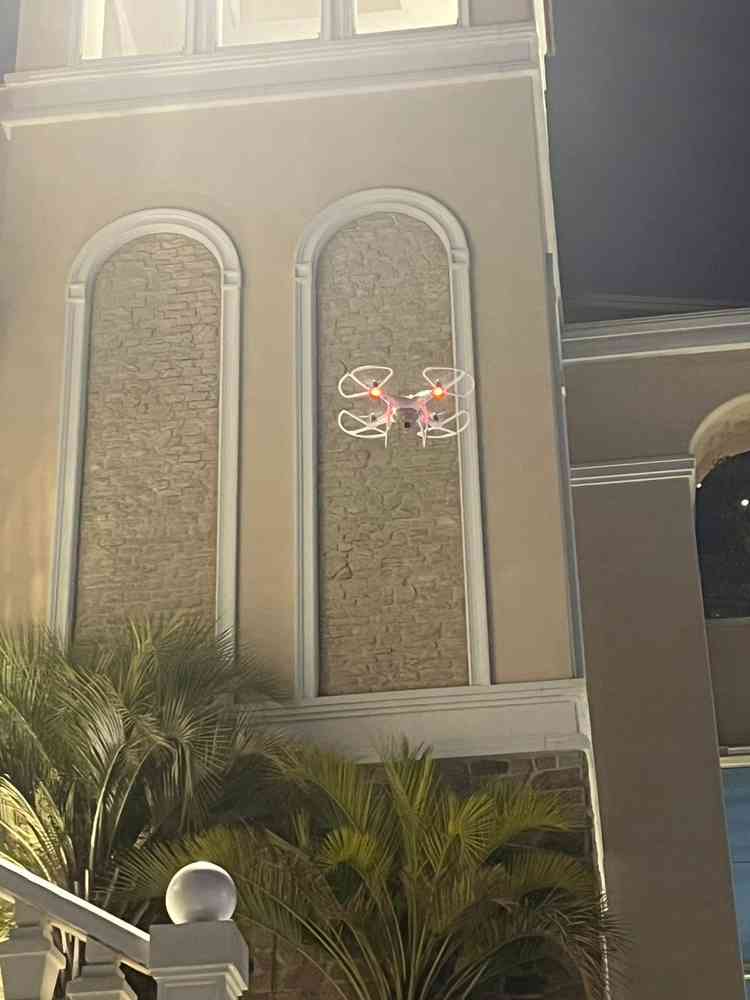 挙式が終わったあと全体で写真を撮る際スタッフさんがドローンをとばし、上から全体写真を撮ってくれます。