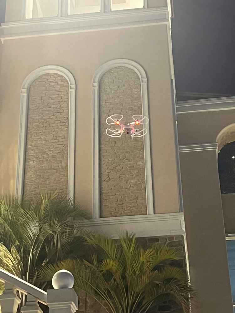 挙式が終わったあと全体で写真を撮る際スタッフさんがドローンをとばし、上から全体写真を撮ってくれます。