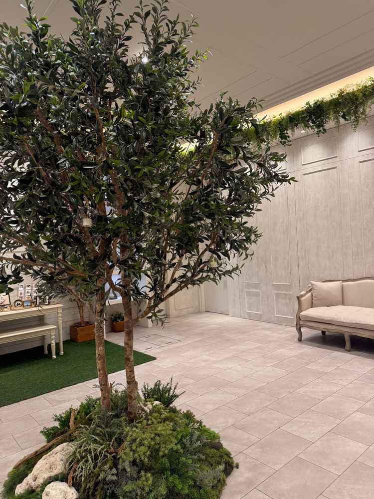 B1Fの会場の入り口。大きな一本木があり、装飾をすることでゲストの方に待ち時間を楽しんで頂ける。