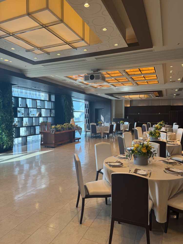 披露宴会場の写真です。長方形のカタチをしている為、ゲストとの距離が近く感じる点がとても魅力的でした。