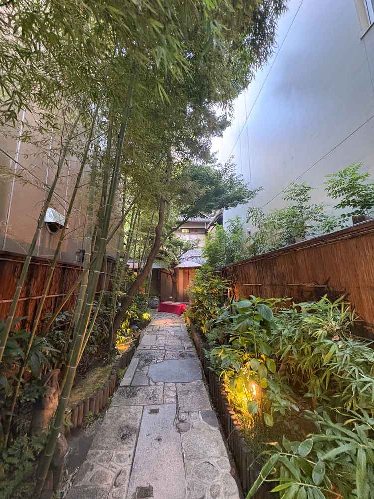 入口。夕暮れ前の時間。久屋大通パークの近くなのに、都会の喧騒から離れているようで素敵な空間でした。