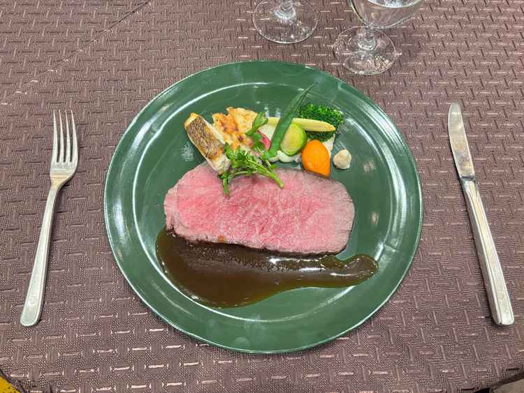 試食会では、伝統のローストビーフをいただきました。