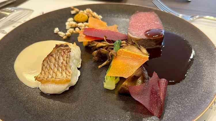 式当日は別皿で来るが、試食ではビーフとポアレが同皿に。質はまずまず、口で溶けるほどではない