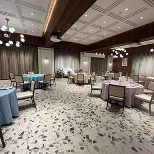 披露宴会場の机と机の間隔もしっかり取れており、入場の時は歩きやすい。