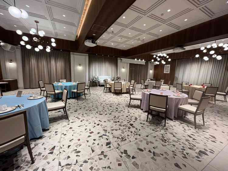 披露宴会場の机と机の間隔もしっかり取れており、入場の時は歩きやすい。