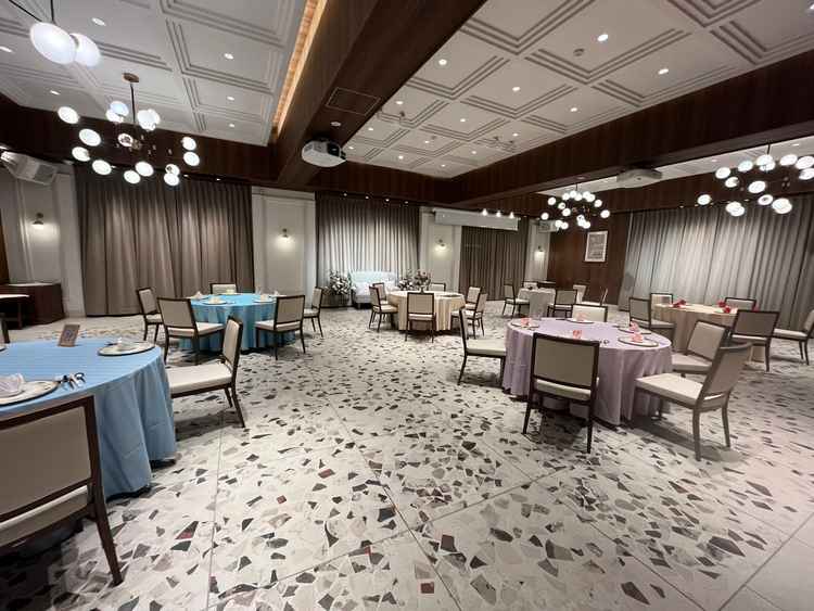 披露宴会場の机と机の間隔もしっかり取れており、入場の時は歩きやすい。