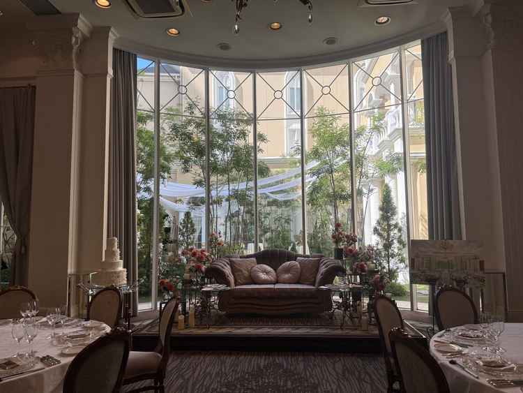 披露宴会場からガーデンが見て、緑が多く素敵でした。