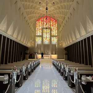 太陽をモチーフにしたチャペル。ステンドグラスに差し込む光が温かみのある空間を作り出していました。