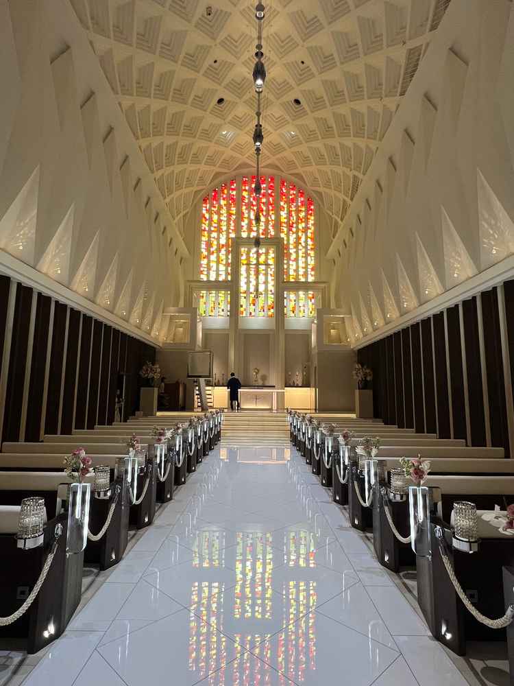 太陽をモチーフにしたチャペル。ステンドグラスに差し込む光が温かみのある空間を作り出していました。