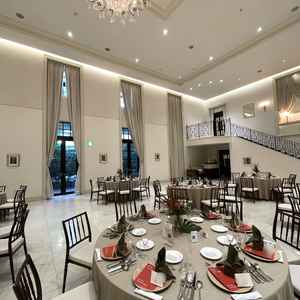 実際の披露宴会場を見学させていただきましたが、テーブルクロスの色等自分好みに変更できるとのことです。