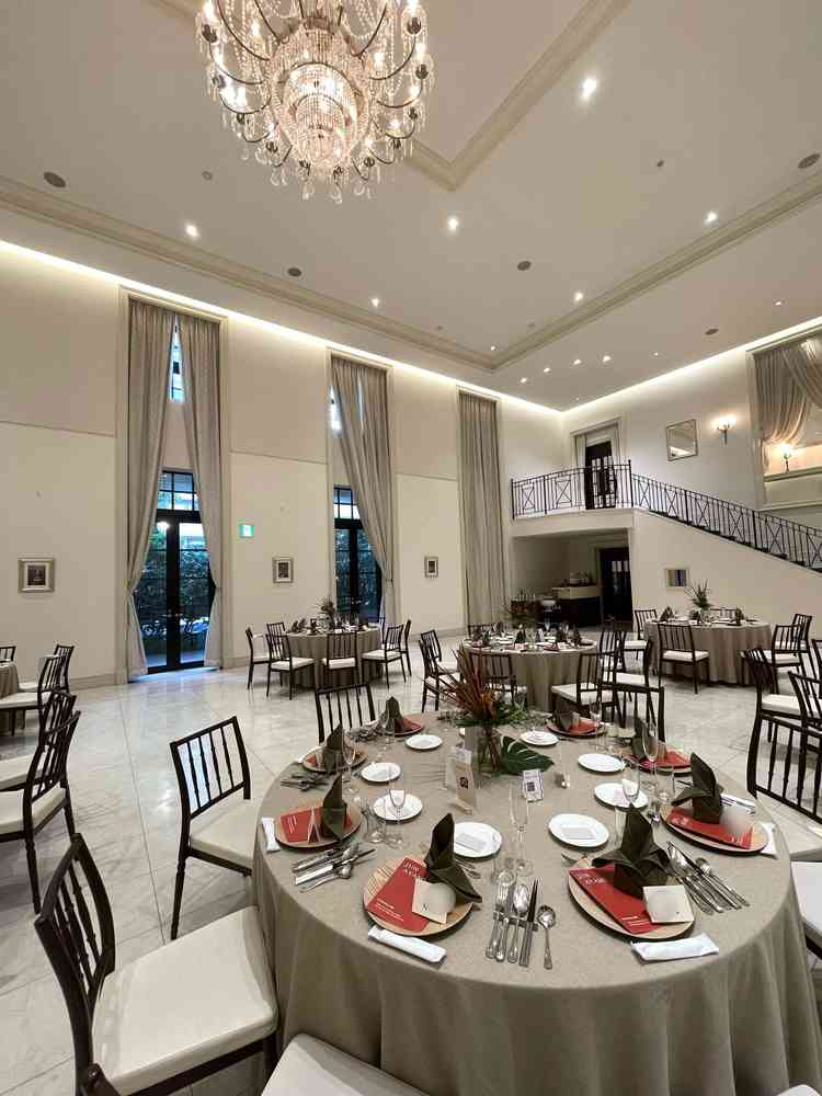 実際の披露宴会場を見学させていただきましたが、テーブルクロスの色等自分好みに変更できるとのことです。