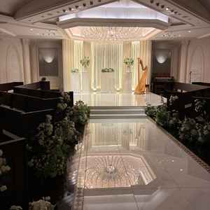 挙式開場に入る瞬間がとてもイメージできました。音楽雰囲気よく、シャンデリアが素晴らしい