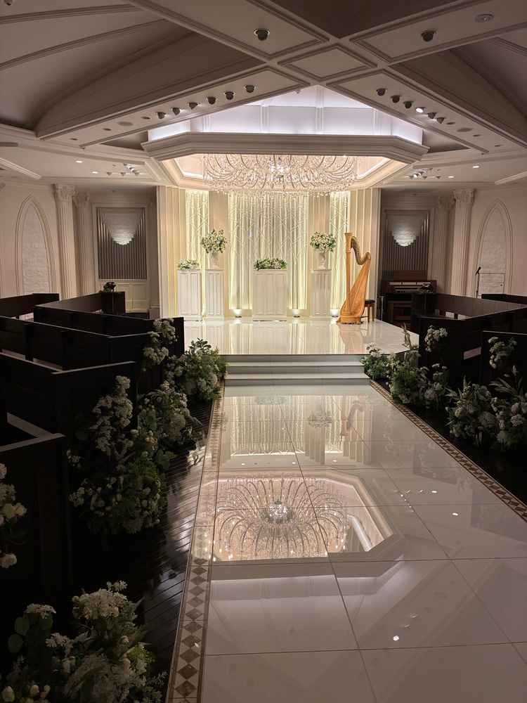 挙式開場に入る瞬間がとてもイメージできました。音楽雰囲気よく、シャンデリアが素晴らしい