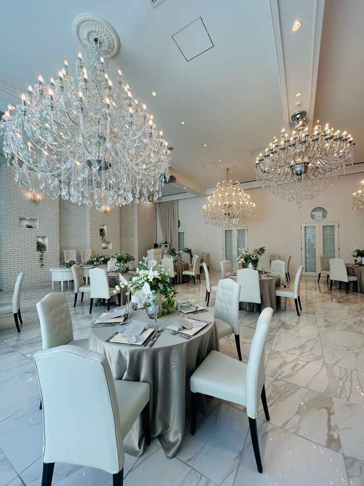 シャンデリアや壁がが写真よりキラキラしています