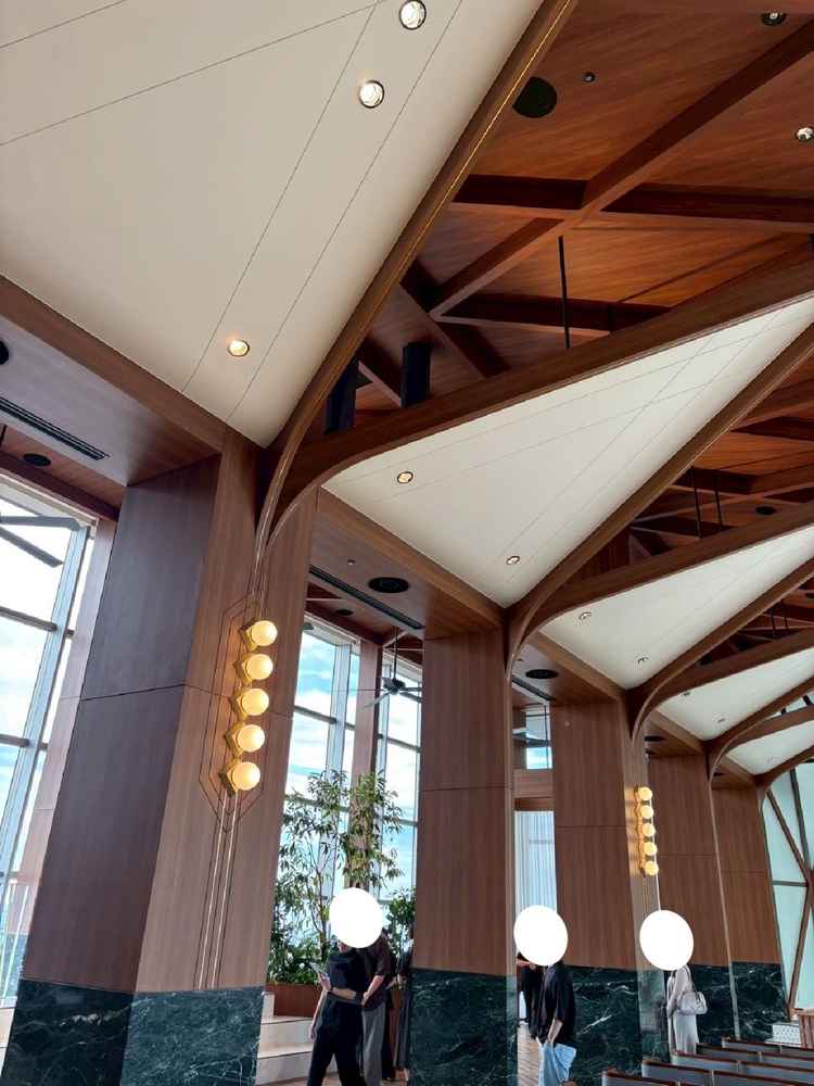 チャペル左側の空間でブーケトスや集合写真がとれるそうです。