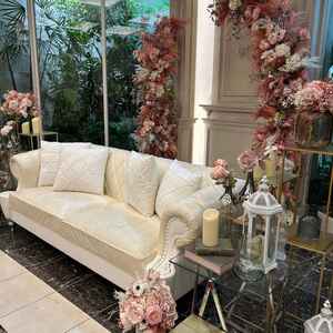 披露宴のソファ。薄ピンクの花がとても綺麗