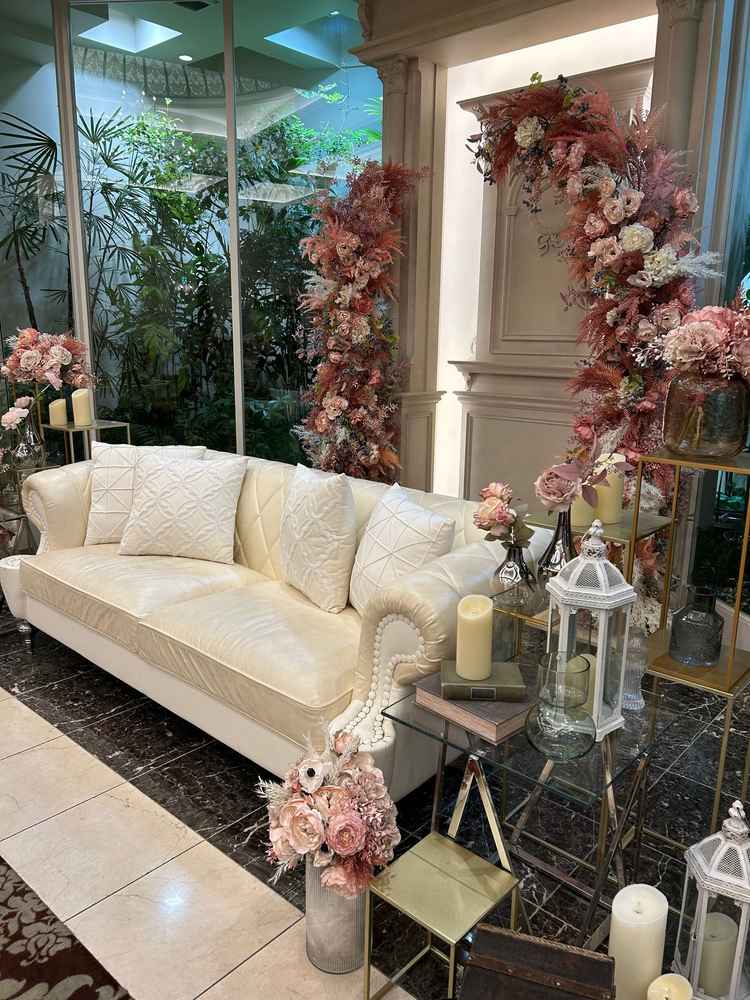 披露宴のソファ。薄ピンクの花がとても綺麗