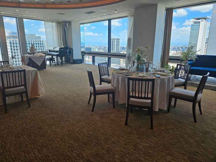 披露宴会場、眺望がよくソファなど写真撮影できるセットが置かれてる