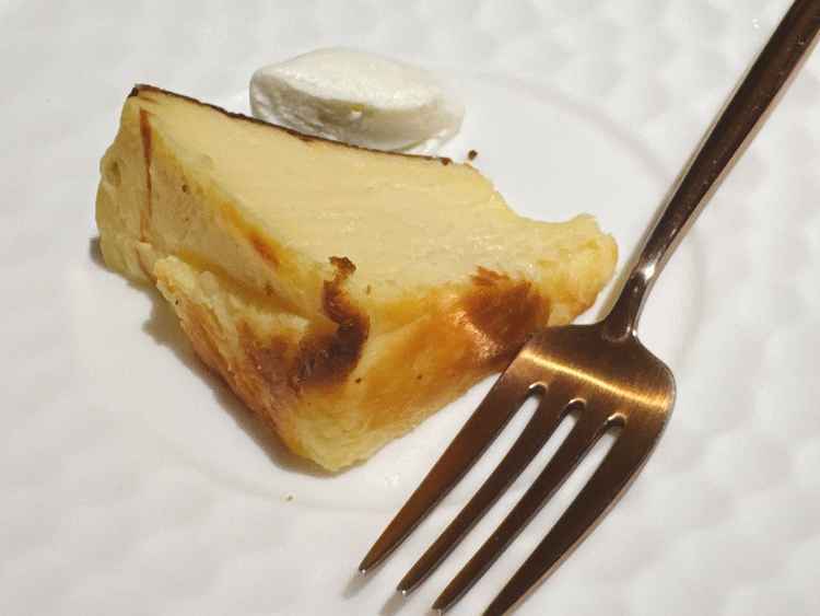 一番人気と伺ったデザートのバスクチーズケーキ。濃厚な舌触りで上品な逸品でした。