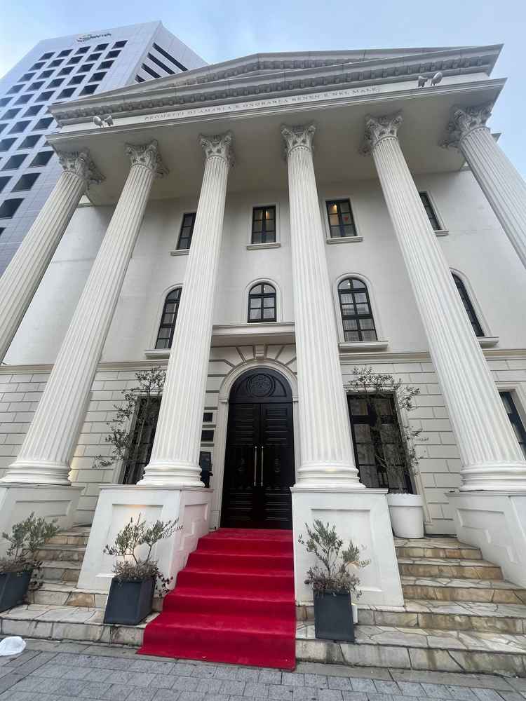 完全貸切なのでこの入り口にも装飾ができる。