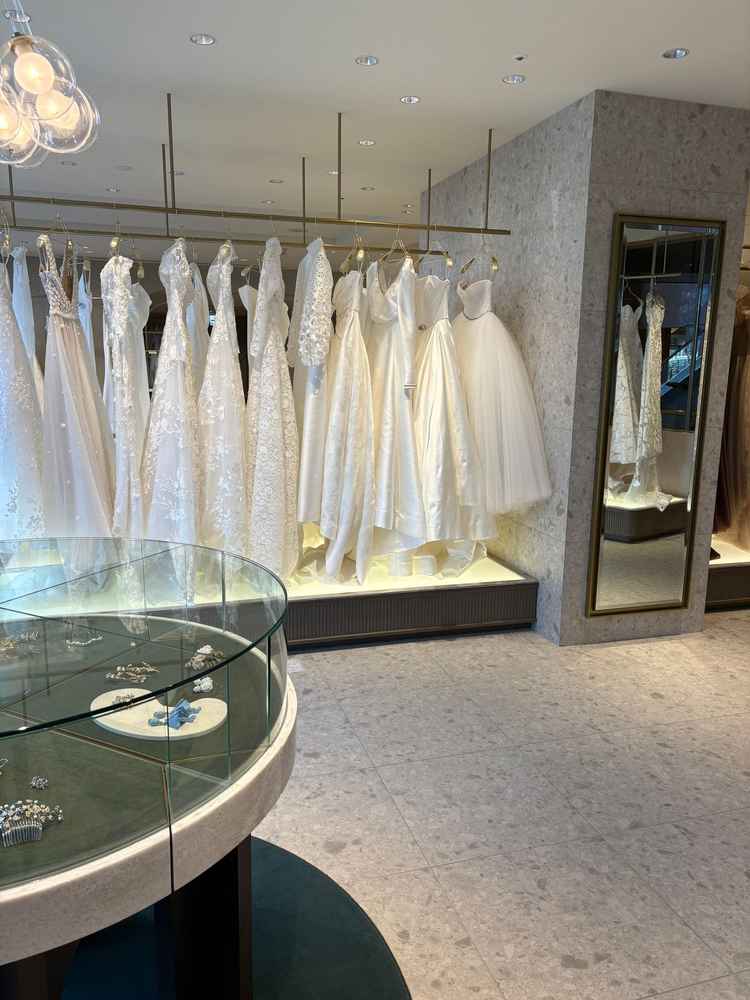 ドレスショップも中にあり見ることができました。