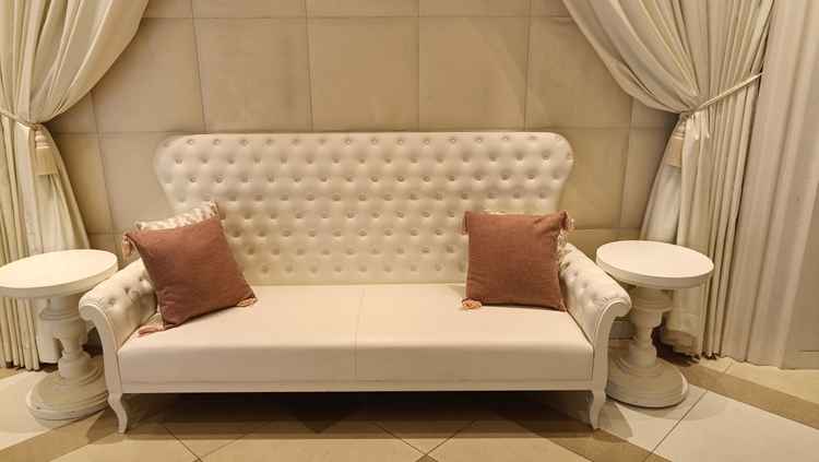 披露宴の端にはこのようなソファがあってここで写真を撮る方も多いそうです。