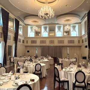 白を基調とした少し広めの方の披露宴会場。シャンデリアがバカラで高級感がありました。