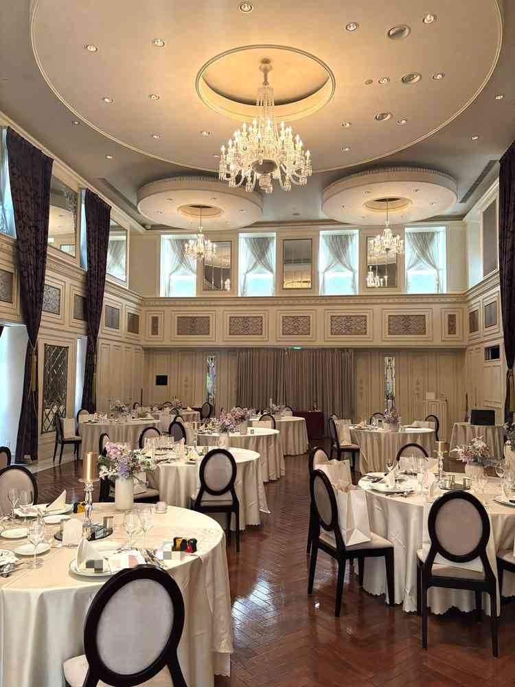 白を基調とした少し広めの方の披露宴会場。シャンデリアがバカラで高級感がありました。