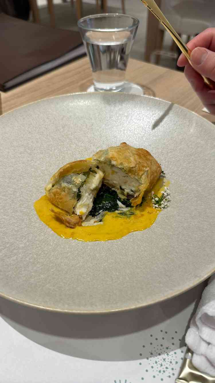 お魚がふわっふわでウニソースとの相性がすごくよくお魚料理は絶対これにしたい