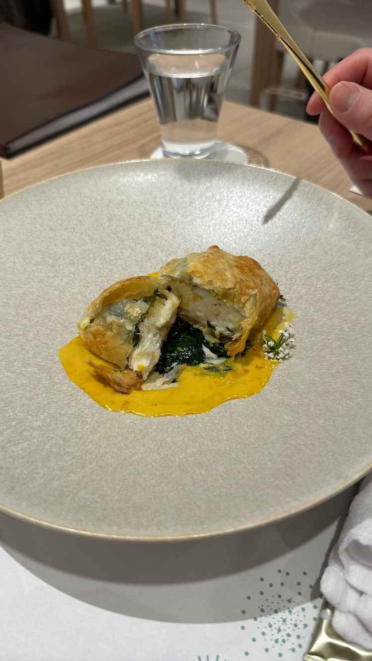 お魚がふわっふわでウニソースとの相性がすごくよくお魚料理は絶対これにしたい