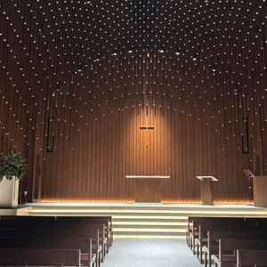 写真で見るよりも実際見るほうが感動的でした。全体に木があしらわれているため、白いドレスが映えそう