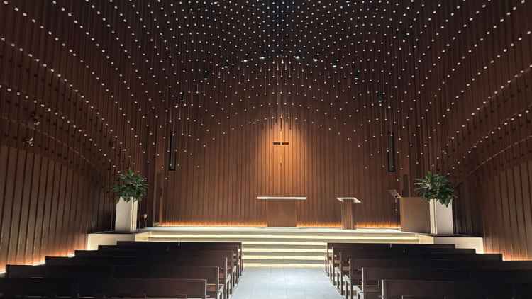 写真で見るよりも実際見るほうが感動的でした。全体に木があしらわれているため、白いドレスが映えそう