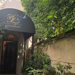 会場入り口。造花ではない、生の植物は常緑樹で、冬でも枯れることはないそうです。