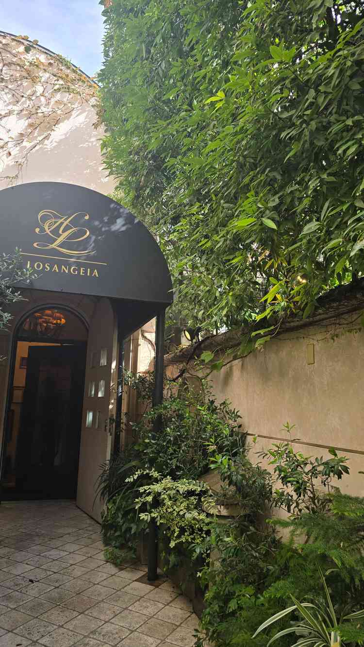 会場入り口。造花ではない、生の植物は常緑樹で、冬でも枯れることはないそうです。