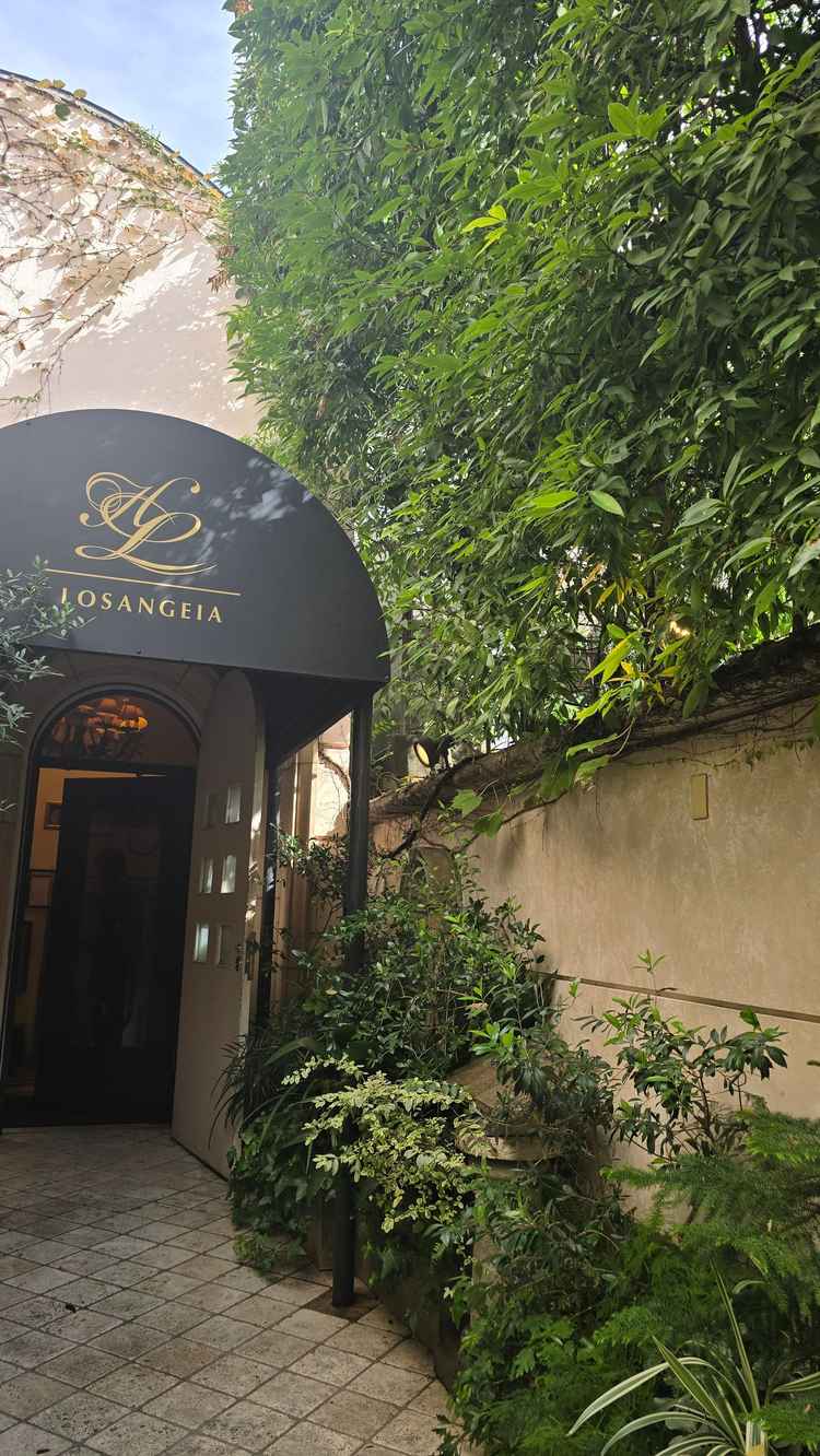 会場入り口。造花ではない、生の植物は常緑樹で、冬でも枯れることはないそうです。