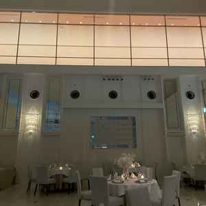 高い天井で屋内にもかかわらず広々とした開放感を与えてくれた