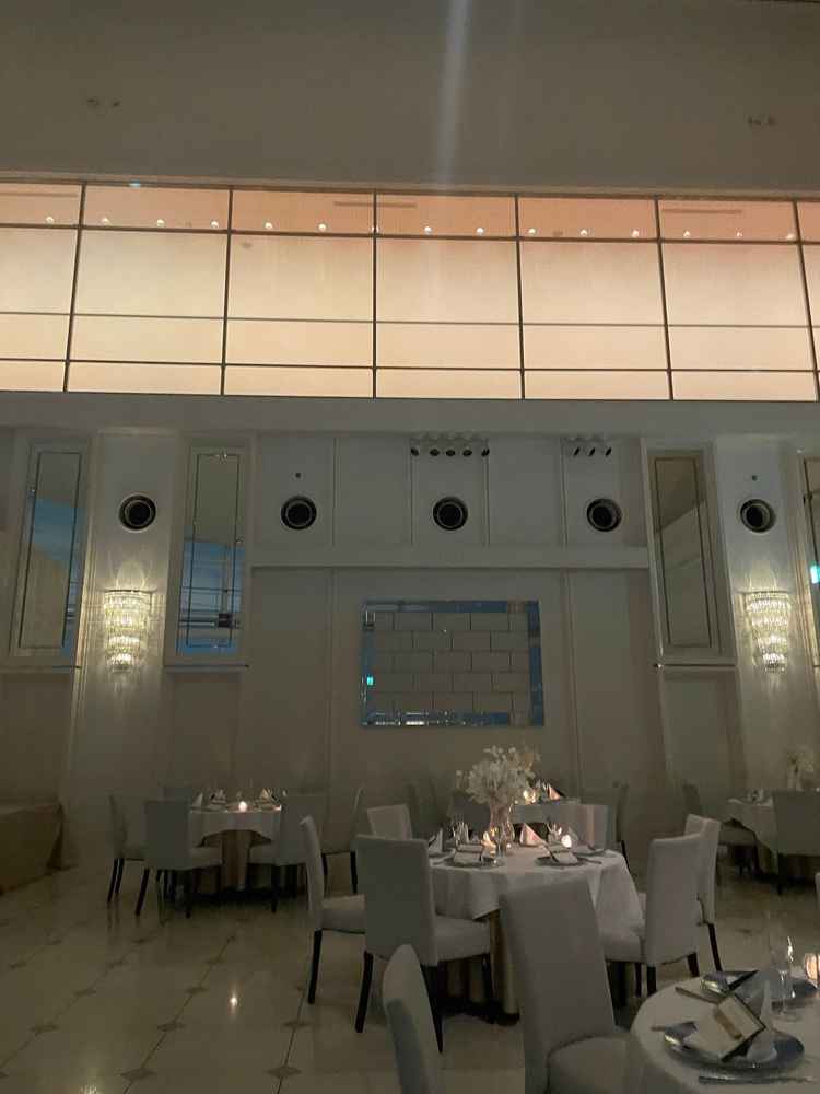 高い天井で屋内にもかかわらず広々とした開放感を与えてくれた