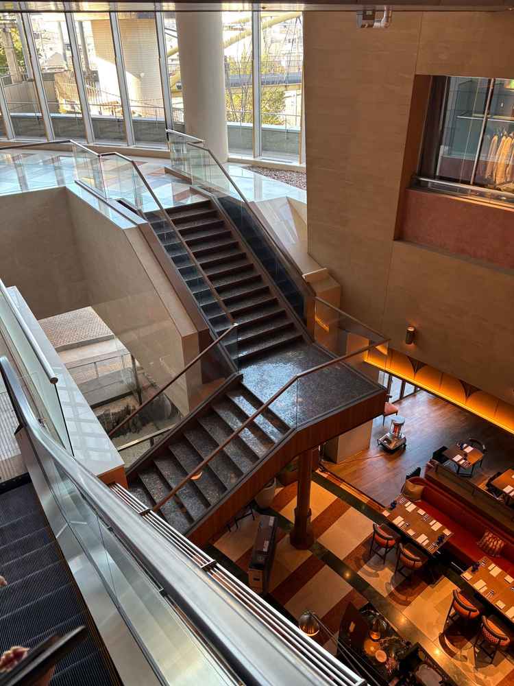 レストランへ向かう階段です。ここでもドレス姿で写真を撮れると聞きました。