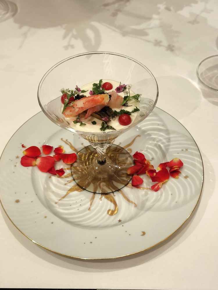 前菜は、蟹や鮑の乗った二層仕立てのお料理で、味はもちろん、見た目も楽しめました