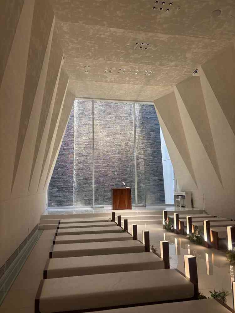 ライトを少し暗くしていただいたチャペル。とても素敵でした。