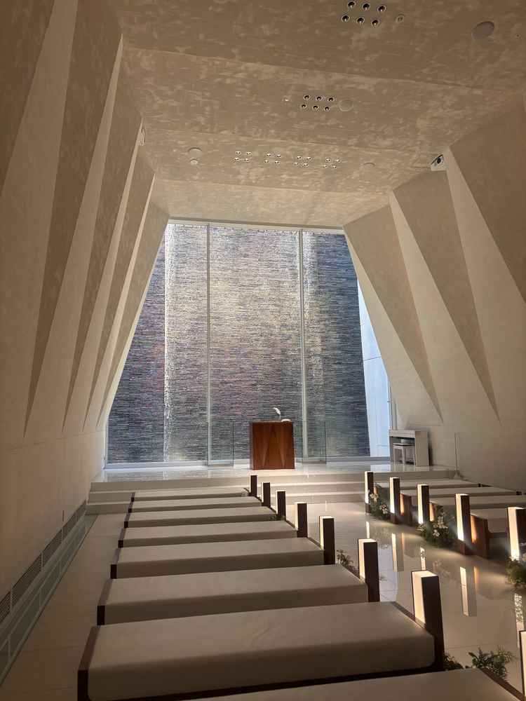 ライトを少し暗くしていただいたチャペル。とても素敵でした。