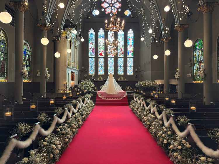 挙式会場の写真。これが結婚式と言わんばかりの豪華さと雰囲気があります。