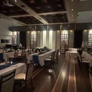 木目調のシンプルな部屋で、自由度が高く、自分たちがやりたい装飾ができると感じた。