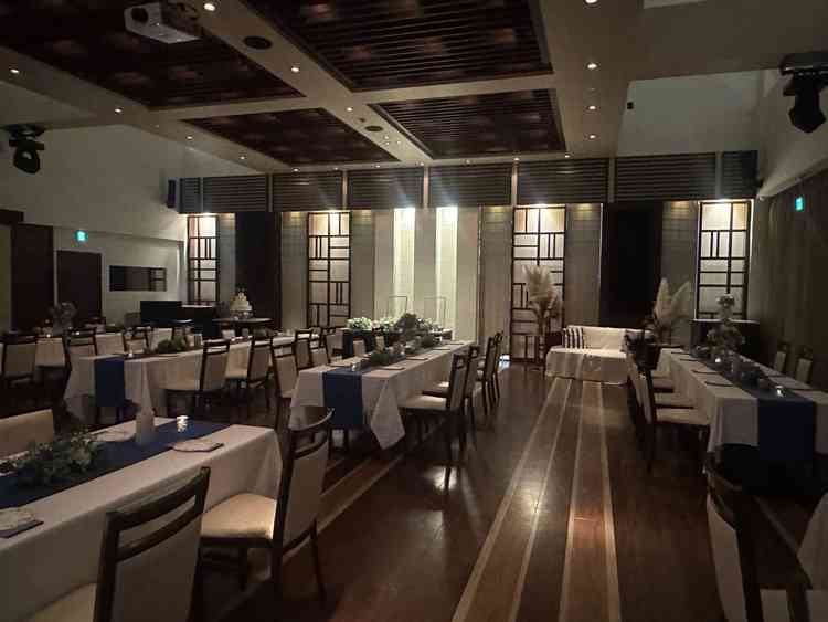 木目調のシンプルな部屋で、自由度が高く、自分たちがやりたい装飾ができると感じた。