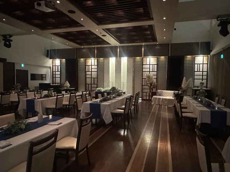 木目調のシンプルな部屋で、自由度が高く、自分たちがやりたい装飾ができると感じた。